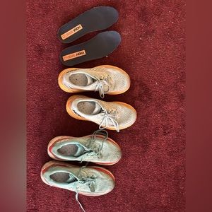2 Hoka Cliftons + 1 pair inserts